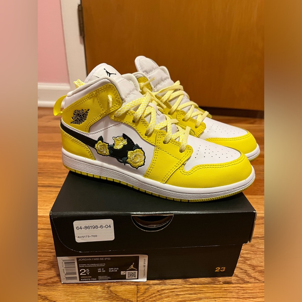 JORDAN 1 MID SE (PS)
DYNAMIC YELLOW/BLACK-WHITE